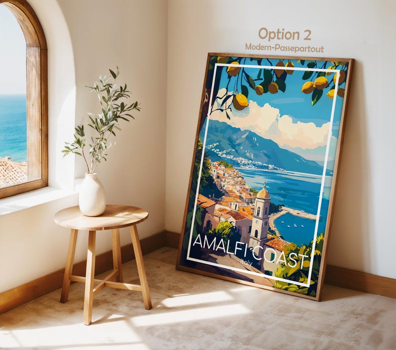 Pu&ograve; includere: Una stampa artistica rettangolare incorniciata con un'illustrazione colorata della Costiera Amalfitana in Italia, con limoni gialli in primo piano, una citt&agrave; costiera, mare blu e montagne. Il testo recita AMALFI COAST Italy.