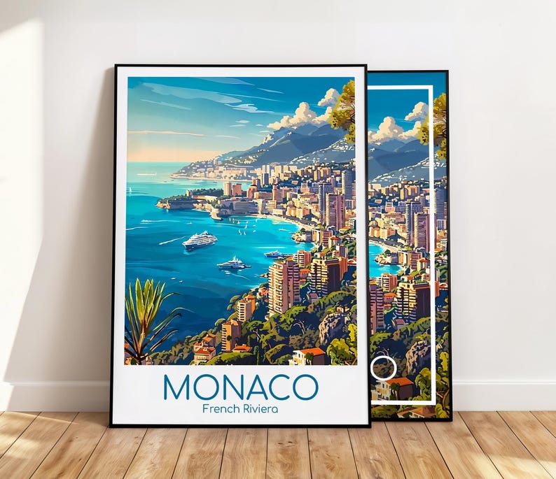 Puede incluir: Dos impresiones art&iacute;sticas enmarcadas representan un paisaje urbano costero con agua azul, edificios y monta&ntilde;as bajo un cielo brillante. Las impresiones presentan la palabra "MONACO" y "French Riviera" en un cuadro blanco en la parte inferior. Los marcos son negros.
