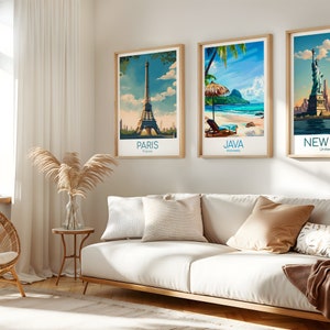 Pode incluir: Tr&ecirc;s cartazes de viagem emoldurados com ilustra&ccedil;&otilde;es de marcos ic&ocirc;nicos. O cartaz &agrave; esquerda representa a Torre Eiffel em Paris, Fran&ccedil;a. O cartaz do meio mostra uma cena de praia em Java, Indon&eacute;sia. O cartaz &agrave; direita representa a Est&aacute;tua da Liberdade na cidade de Nova York, Estados Unidos.