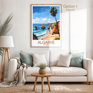 Pu&ograve; includere: Una stampa artistica incorniciata della costa dell'Algarve in Portogallo. L'opera raffigura una scena di spiaggia con acqua blu, una riva sabbiosa e una palma. La parola "ALGARVE" &egrave; stampata in marrone, con "Portogallo" sotto.