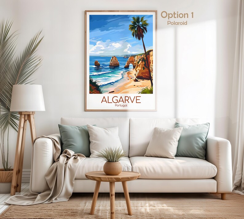 Pu&ograve; includere: Una stampa artistica incorniciata della costa dell'Algarve in Portogallo. L'opera raffigura una scena di spiaggia con acqua blu, una riva sabbiosa e una palma. La parola "ALGARVE" &egrave; stampata in marrone, con "Portogallo" sotto.