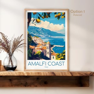 Pu&ograve; includere: Una stampa artistica verticale incorniciata con un'illustrazione colorata della Costiera Amalfitana in Italia, con limoni gialli in primo piano, un mare blu, montagne e un campanile. Il testo riporta AMALFI COAST Italy.