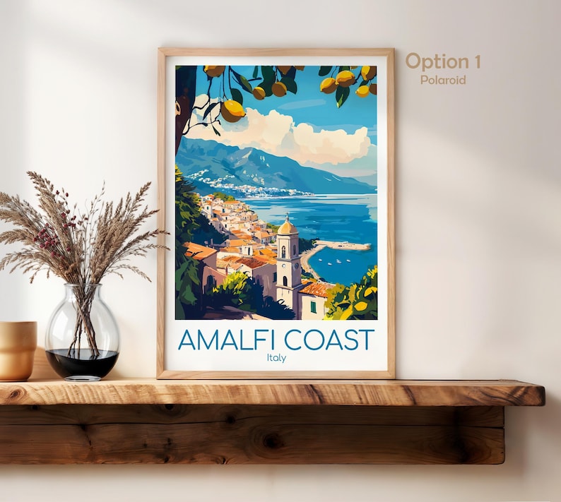 Pu&ograve; includere: Una stampa artistica verticale incorniciata con un'illustrazione colorata della Costiera Amalfitana in Italia, con limoni gialli in primo piano, un mare blu, montagne e un campanile. Il testo riporta AMALFI COAST Italy.
