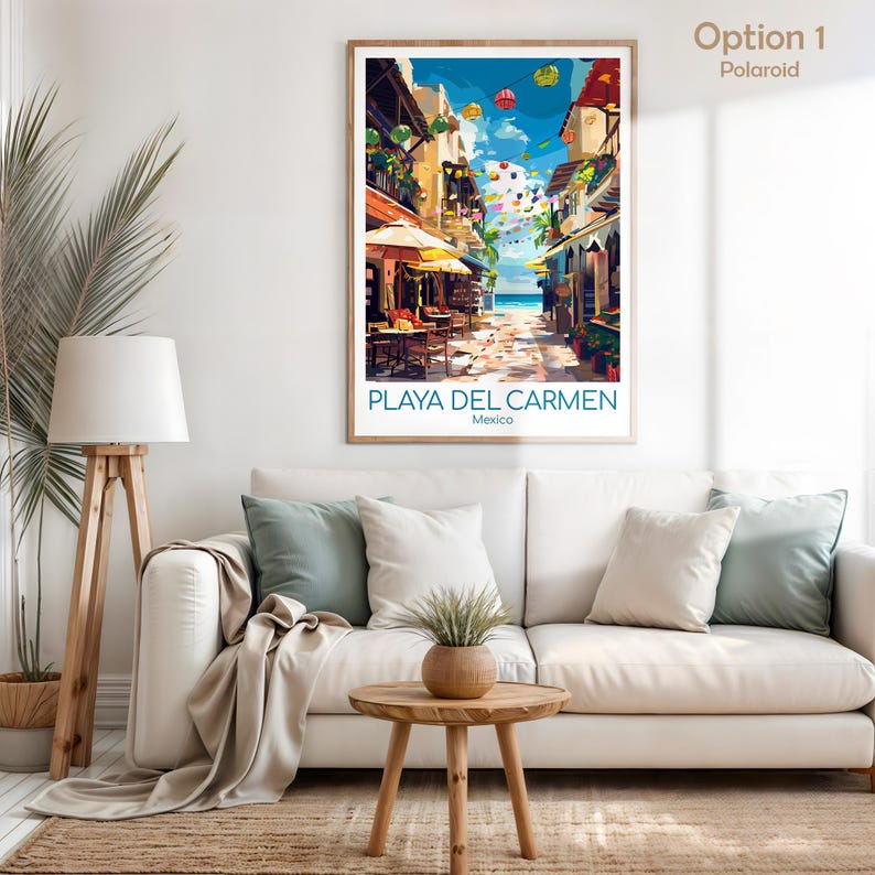 K&ouml;nnte beinhalten: Ein gerahmter Kunstdruck von Playa Del Carmen, Mexiko, in einer farbenfrohen, stilisierten Illustration. Das Kunstwerk zeigt eine lebendige Stra&szlig;enszene mit Gesch&auml;ften, Restaurants und Blick auf das Meer. Der Text "Playa Del Carmen Mexico" steht unten.