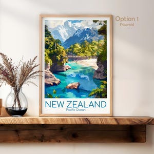 Puede incluir: Un p&oacute;ster de viaje enmarcado con una ilustraci&oacute;n vibrante de un paisaje de Nueva Zelanda con agua turquesa, un puente colgante y monta&ntilde;as nevadas. El texto NEW ZEALAND y Pacific Ocean est&aacute; impreso en azul en la parte inferior de la l&aacute;mina.