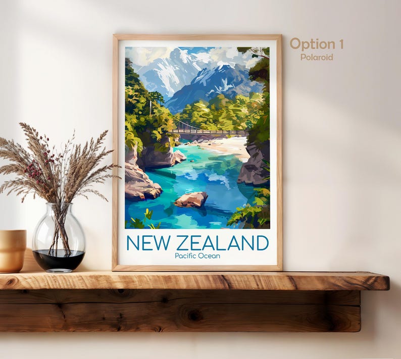 Puede incluir: Un p&oacute;ster de viaje enmarcado con una ilustraci&oacute;n vibrante de un paisaje de Nueva Zelanda con agua turquesa, un puente colgante y monta&ntilde;as nevadas. El texto NEW ZEALAND y Pacific Ocean est&aacute; impreso en azul en la parte inferior de la l&aacute;mina.