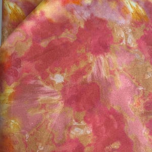 Tessuto sfumato color arancio chiaro Light of the World di Claudia McKinney, realizzato in tessuto QT. Venduto a un quarto di iarda.