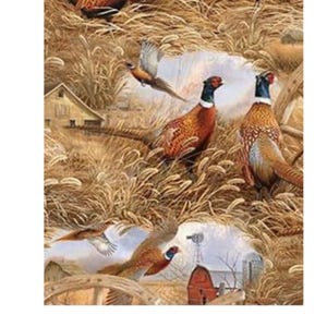Puede incluir: Un estampado de tela con varios faisanes en un campo de trigo dorado. La escena incluye un granero rojo, un molino de viento y una granja de madera. Los faisanes muestran plumaje marrón, cobrizo y verde iridiscente al volar o estar de pie.