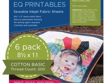 Könnte beinhalten: EQ Printables bedruckbare Inkjet-Stoffbögen im 6er-Pack, 21,6 x 27,9 cm, warmweißer Baumwollstoff. Die Verpackung zeigt einen bunten Quilt mit einem Babyfoto sowie den Text Cotton Basic 200-thread count und Print, Soak, and Sew.
