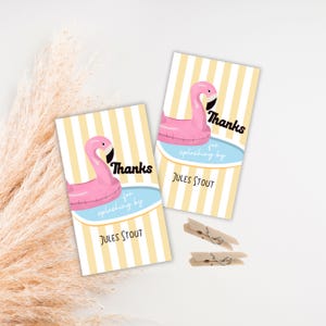 Op de afbeelding: Twee rechthoekige kaarten met een roze flamingo-drijverontwerp. De kaarten hebben een geel en wit gestreepte achtergrond, met de woorden "Thanks for splashing by" en de naam "Jules Stout". Twee houten wasknijpers zijn ook zichtbaar.