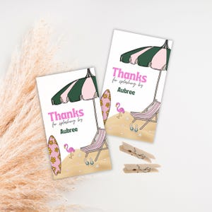 Etiquetas de presente de aniversário de praia retrô editáveis, festa de aniversário com tema de praia rosa para meninas, aniversário de verão, modelo de etiqueta de lembrancinha para imprimir, para baixar