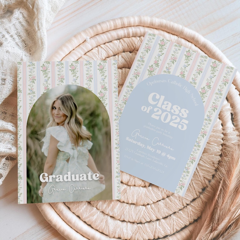 Op de afbeelding: Twee afstudeeraankondigingen met bloemen- en streepjespatronen. E&eacute;n heeft een foto van een afgestudeerde met het woord "Graduate". De andere heeft de tekst "Class of 2025" en evenementdetails.