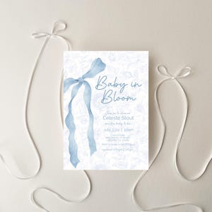 Stoffige blauwe babyshoweruitnodiging, baby in bloei uitnodigingssjabloon, chinoiserie babyshower, bewerkbare blauwe strikuitnodiging, toile de jouy bloemen