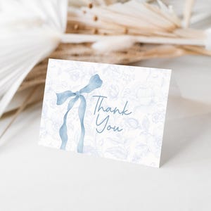 Bedankkaart stoffige blauwe strik, bijpassende kaarten baby in bloei, chinoiserie babyshower bedankt, toile de jouy bloemenshow, afdrukbare kaart