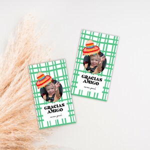 Op de afbeelding: Twee groene en witte geruite bedankkaartjes met een foto van een kind dat een kleurrijke sombrero draagt. De tekst op de kaartjes luidt "Gracias Amigo" met de naam "owen paul" eronder.