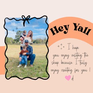 Op de afbeelding: Familieportret in een decoratief kader met de tekst "Hey Yall". De afbeelding bevat een stel en twee kinderen in een veld. De tekst luidt: "Ik hoop dat je het leuk vindt om de winkel te bezoeken, want ik vind het heerlijk om voor jou te cre&euml;ren!"
