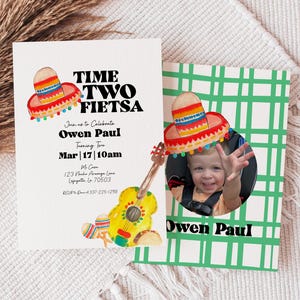 Op de afbeelding: Een kleurrijke uitnodiging voor een tweede verjaardagsfeest met een fiesta-thema. De uitnodiging bevat een sombrero, een gitaar en maracas. De tekst op de uitnodiging luidt "Time Two Fiesta" en bevat de naam van het kind, de leeftijd en de feestdetails.