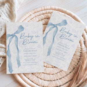 Baby in bloei babyshower uitnodiging, stoffige blauwe uitnodigingssjabloon, chinoiserie babyshower, bewerkbare uitnodiging blauwe strik, toile de jouy bloemen