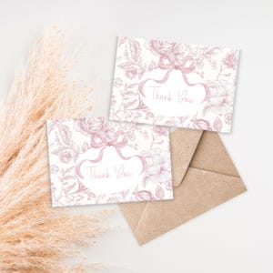 Tarjeta de agradecimiento vintage para baby shower, con estampado floral de Toile de Jouy rosa, tarjeta de agradecimiento imprimible con motivos chinoiserie, paquete a juego para baby shower.