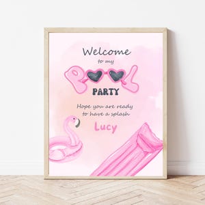 Puede incluir: Un cartel de bienvenida rosa y blanco para una fiesta en la piscina. El cartel presenta un flamenco rosa, un flotador de piscina rosa y gafas de sol con el texto "Bienvenido a mi fiesta en la piscina. Espero que estés listo para salpicar. Lucy".