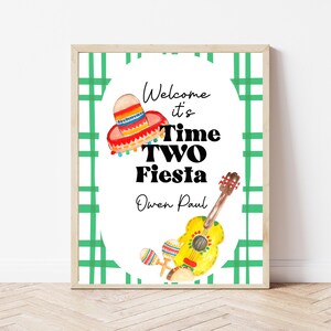 Op de afbeelding: Een printbaar bord met een groen-wit geruite achtergrond. Het bord zegt "Welcome it's Time Two Fiesta Owen Paul". Er is een sombrero, een gitaar en maracas op het bord.
