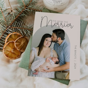 Cuantos más, mejor, tarjeta navideña familiar con foto de Arch, plantilla minimalista, blanco y negro, descarga digital instantánea, Navidad para recién nacidos