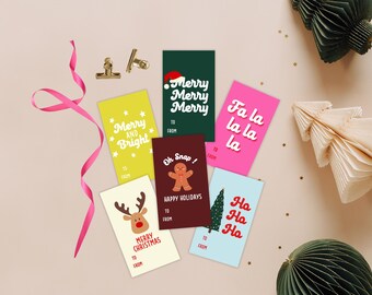 Puede incluir: Una colección de coloridas etiquetas de regalo navideñas con mensajes festivos como "Merry and Bright" y "Oh Snap! Happy Holidays". Las etiquetas presentan ilustraciones temáticas navideñas y están dispuestas sobre un fondo claro.