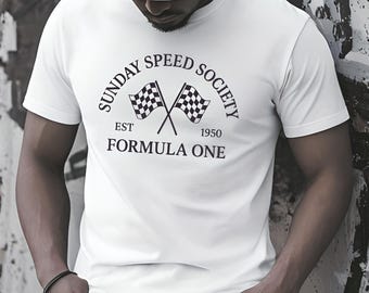 Puede incluir: Camiseta blanca con un gráfico negro con banderas a cuadros cruzadas y el texto "SUNDAY SPEED SOCIETY EST 1950 FORMULA ONE". La camiseta es de manga corta.