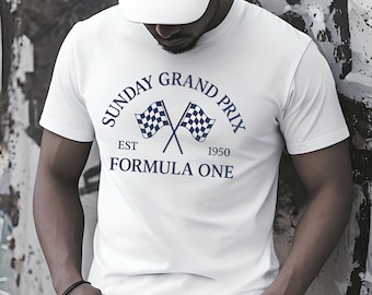 Könnte beinhalten: Weißes T-Shirt mit einem marineblauen Aufdruck, der "SUNDAY GRAND PRIX EST 1950 FORMULA ONE" mit gekreuzten karierten Flaggen zeigt. Das Shirt wird mit schwarzer Jeans und einer weißen Baseballkappe getragen.