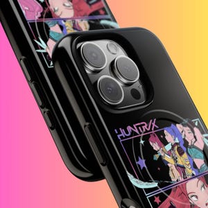 K&ouml;nnte beinhalten: Schwarze Handyh&uuml;lle mit einer farbenfrohen Grafik im Anime-Stil mit dem Text "HUNTRIX". Die H&uuml;lle hat eine gl&auml;nzende Oberfl&auml;che und eine erh&ouml;hte Kameraausbuchtung. Das Design umfasst Illustrationen von Charakteren mit leuchtenden Haaren und Kleidung.