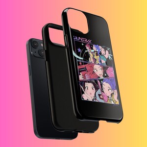 K&ouml;nnte beinhalten: Schwarze Handyh&uuml;lle mit einer farbenfrohen Grafik im Anime-Stil. Auf der H&uuml;lle ist der Text "HUNTRAX" und mehrere Charakterillustrationen zu sehen. Das Bild zeigt die H&uuml;lle mit einem Telefon und einer separaten H&uuml;lle vor einem rosa-gelben Farbverlauf.