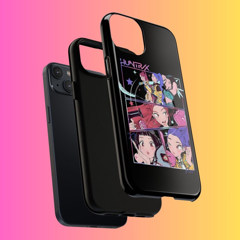 K&ouml;nnte beinhalten: Schwarze Handyh&uuml;lle mit einer farbenfrohen Grafik im Anime-Stil. Auf der H&uuml;lle ist der Text "HUNTRAX" und mehrere Charakterillustrationen zu sehen. Das Bild zeigt die H&uuml;lle mit einem Telefon und einer separaten H&uuml;lle vor einem rosa-gelben Farbverlauf.