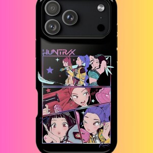 K&ouml;nnte beinhalten: Schwarze Handyh&uuml;lle mit einer farbenfrohen Illustration im Anime-Stil mit dem Text "HUNTR/X". Das Design zeigt mehrere Panels mit Bildern von Frauen in verschiedenen Posen und Outfits. Die H&uuml;lle hat ein gl&auml;nzendes Finish.