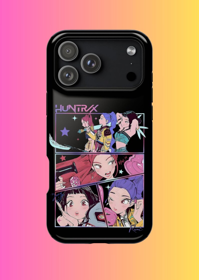 K&ouml;nnte beinhalten: Schwarze Handyh&uuml;lle mit einer farbenfrohen Illustration im Anime-Stil mit dem Text "HUNTR/X". Das Design zeigt mehrere Panels mit Bildern von Frauen in verschiedenen Posen und Outfits. Die H&uuml;lle hat ein gl&auml;nzendes Finish.
