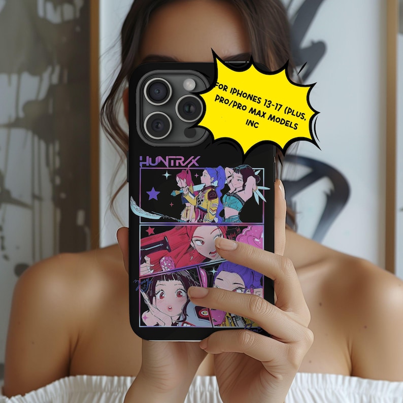 K&ouml;nnte beinhalten: Schwarze Handyh&uuml;lle mit einer farbenfrohen Illustration im Anime-Stil und dem Text "HUNTRAX". Das Design zeigt ein Comic-Panel-Layout mit verschiedenen Charakteren. Der Text auf der H&uuml;lle lautet "FOR IPHONES 13-17 (PLUS, PRO/PRO MAX MODELS INC."