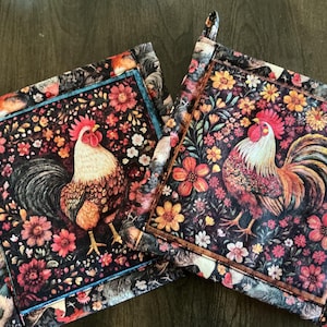 Maniques, lot de 2 faites main, 23 x 23 cm, avec boucle de suspension. Motif coq réversible avec motif poules.