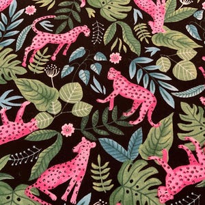 Puede incluir: Patrón de tela con leopardos rosas con manchas negras, sobre un fondo de exuberante follaje verde y azul. Pequeñas flores rosas y acentos florales blancos están dispersos por el diseño.