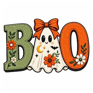 Peut inclure: Une enseigne décorative épelant BOO, où la lettre B est vert sauge avec des fleurs orange et blanches, la lettre O est un fantôme blanc portant un nœud orange avec une lune, des étoiles et une chauve-souris, et le O final est orange avec des fleurs blanches.