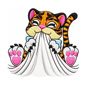 Op de afbeelding: Een geborduurde patch met een cartoon-tijger met oranje en zwarte strepen, een roze neus en roze hartvormige voetzooltjes. De tijger houdt een grote witte doek voor zijn gezicht met zijn voorpoten, de staart is omhoog gekruld.