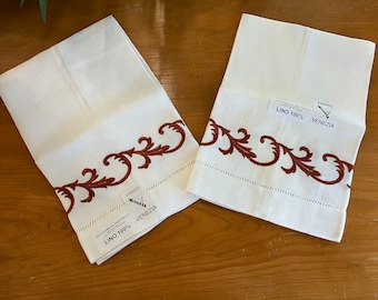 Set of 2 embroidered linen guest towels