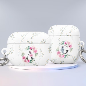 Capa personalizada para Airpods com letras florais, capa personalizada para Airpod Pro e Airpods 1,2,3 com chaveiro, presente de aniversário para namorada ou irmã