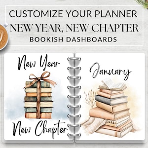 Può includere: Planner aperto con il testo "CUSTOMIZE YOUR PLANNER NEW YEAR, NEW CHAPTER BOOKISH DASHBOARDS". La pagina sinistra ha "New Year" e "New Chapter" con una pila di libri. La pagina destra dice "January" con una pila di libri.