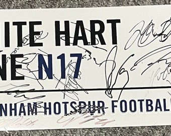 Ondertekend straatnaambord Tottenham Hotspur Squad 2025-26 wordt geleverd met certificaat van echtheid
