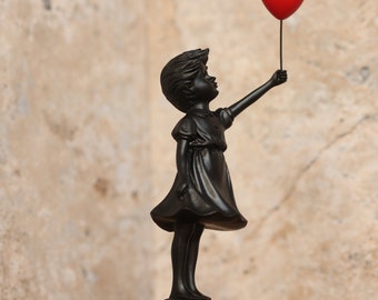 Banksy Girl and Heart Balloon Statute Figure Pop Art | Moderne Kunst Resin Skulptur | Street Art Home Decor Geschenkidee Freunde