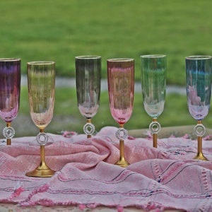 Bicchiere di champagne colorato, bicchiere di champagne con dettagli in oro, bicchiere da cocktail, bicchiere da matrimonio, bicchieri, vetreria, festa di nozze, regalo da damigella d'onore