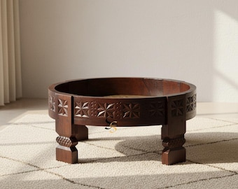 Tavolino Chakki in legno intagliato a mano con base in ottone sbalzato, tavolino da caffè tradizionale indiano con macinino, sgabello Bajot vintage in noce scuro per la puja.