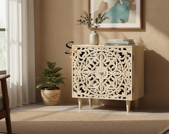 花の彫刻が施されたマンゴー材のキャビネット：素朴な白いインドの