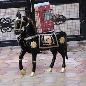 Stół etniczny z drewna w kształcie konia, wykończenie w stylu indyjskim boho w kolorze czarnym, detale z mosiądzu