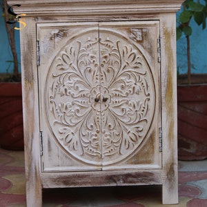 Table de chevet en bois blanc vieilli : table de chevet en bois massif sculpté