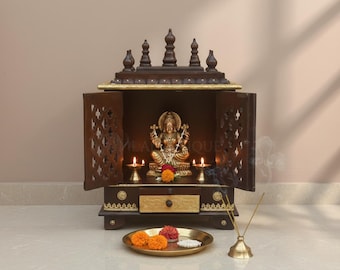 Pooja-Tempel aus Mangoholz, ethnischer indischer Wand-Mandir mit Messingdetails, Tisch-Pooja-Mandir mit Jaali-Türen und Schublade als Wohnaccessoire